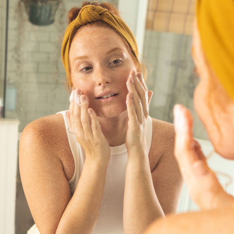 Hydraglow gel cleanser for dull dry skin, front label detail